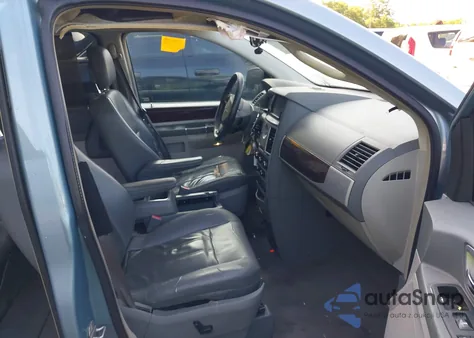 2010 Chrysler Town & Country Touring из США, поврежденный, VIN 2A4RR5D12AR305370